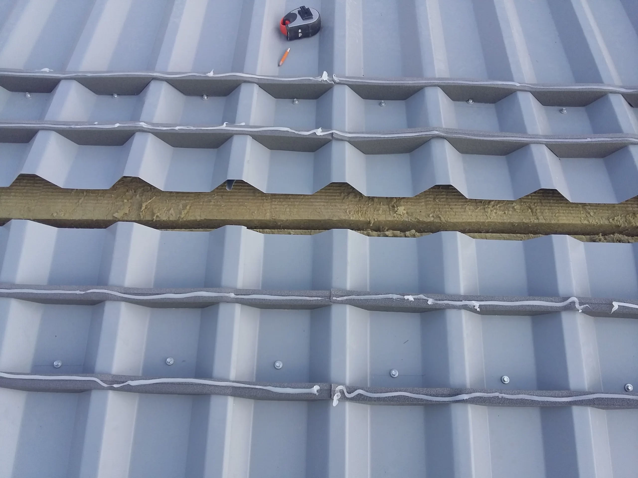 Panel aislante multipanel para cubiertas y muros